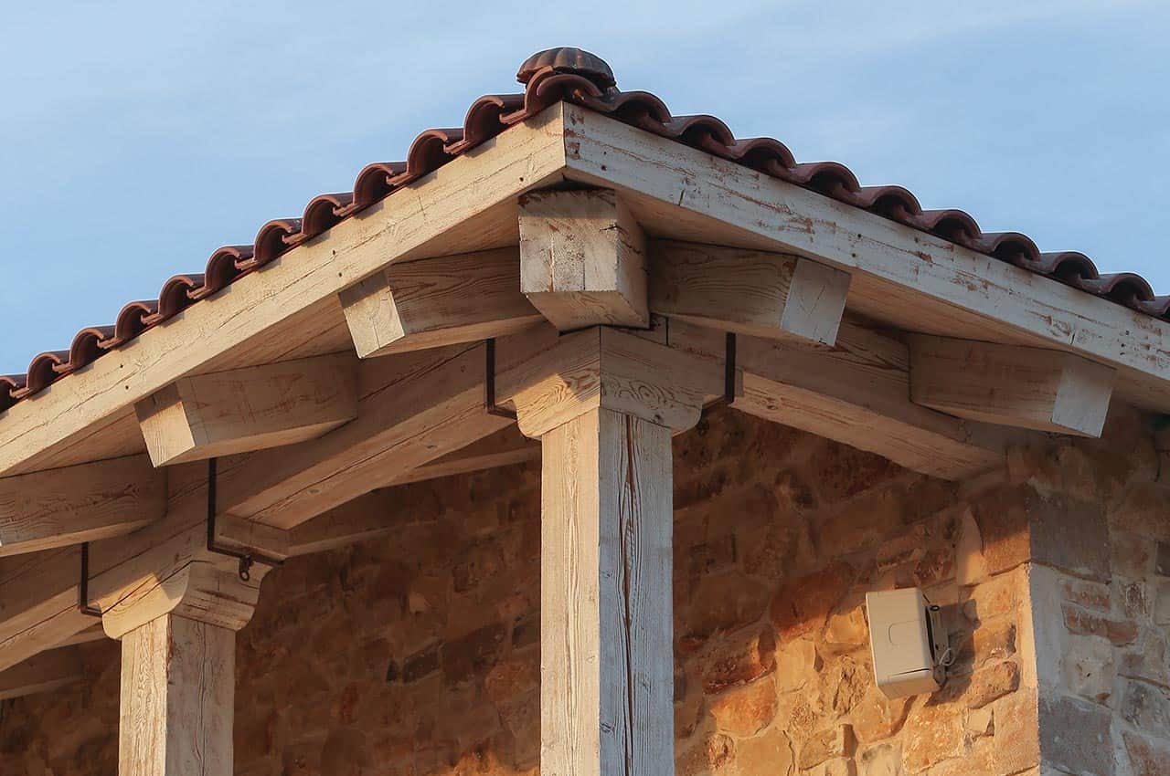 בניית גג רעפים עם קורות עץ
