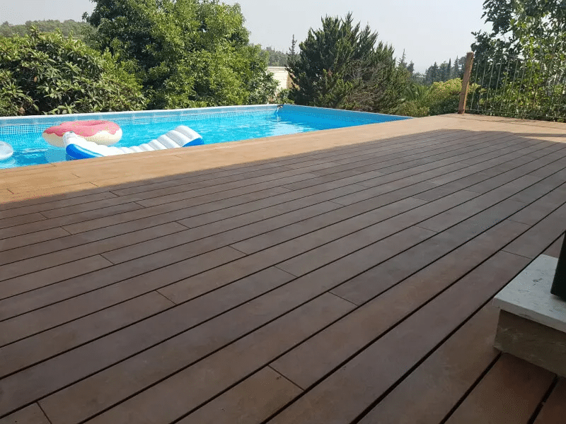 ההבדל בין דק עץ איפאה לקומרו – מדריך מקצועי מעץ ועצה - עץ ועצה